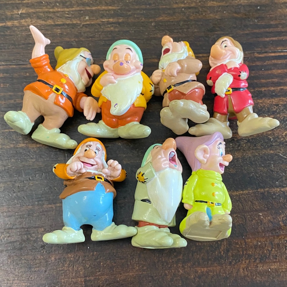 Vintage Disney Snow White Seven Dwarfs PVC Figure Set Mini Cake Topper 2.25" - Picture 6 of 7